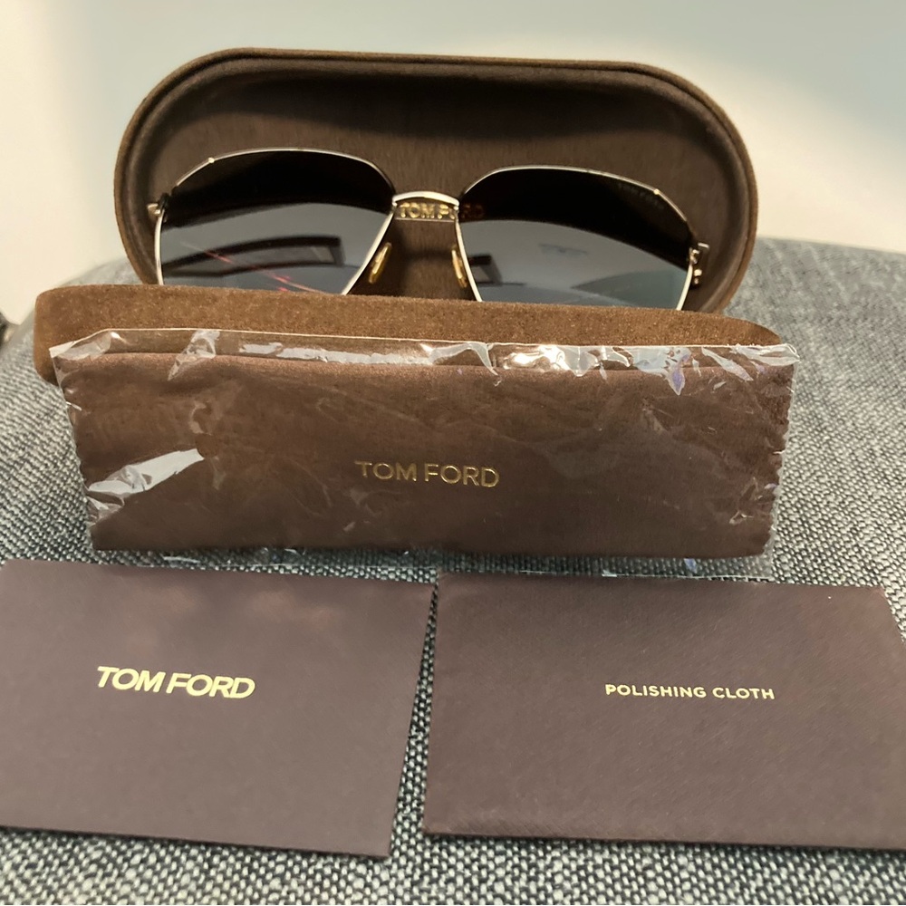 Tom Ford Elegant Gold Frame Sunglasses - Picture 3 of 4